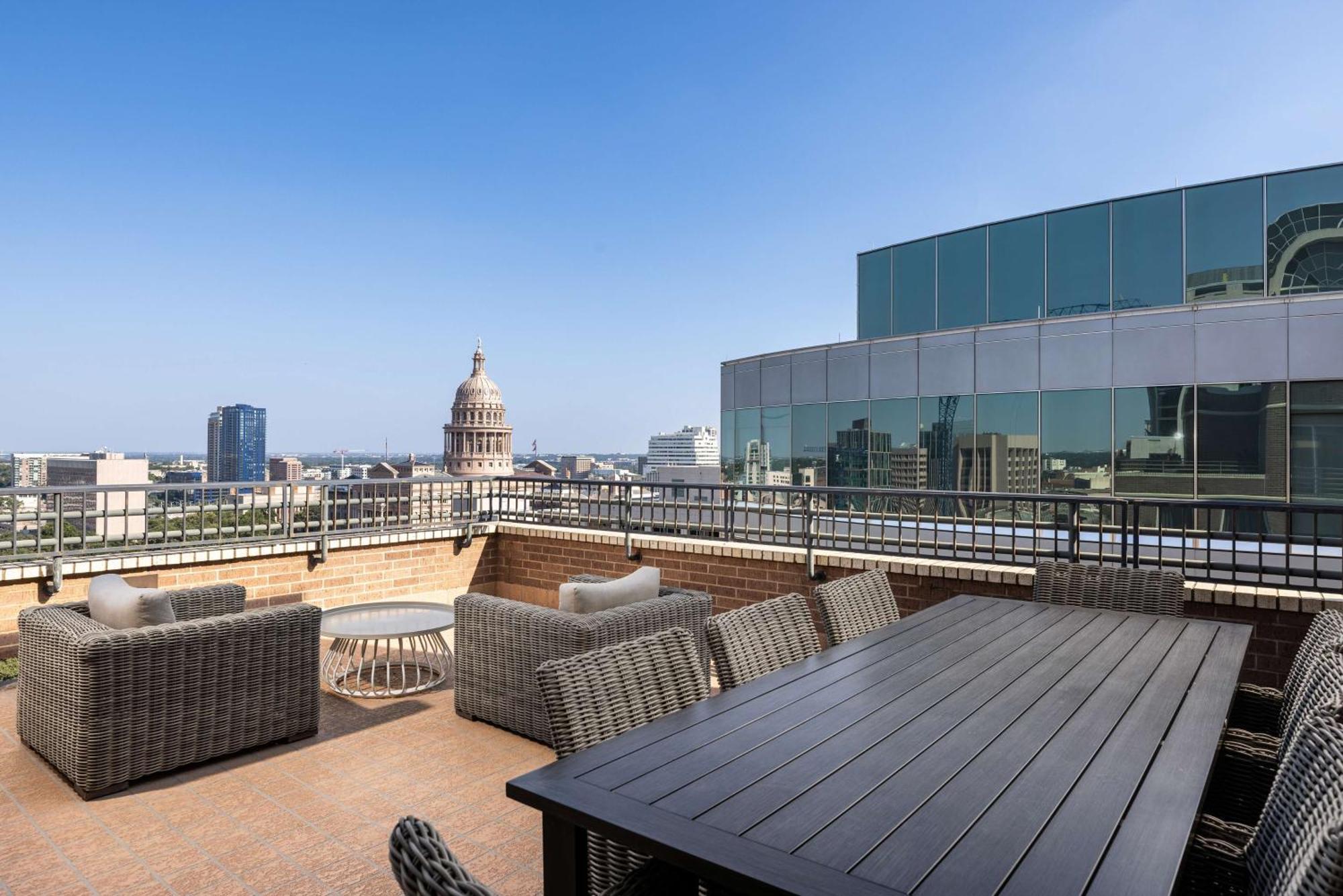 Doubletree Suites By Hilton Austin Downtown Capitol Exterior photo