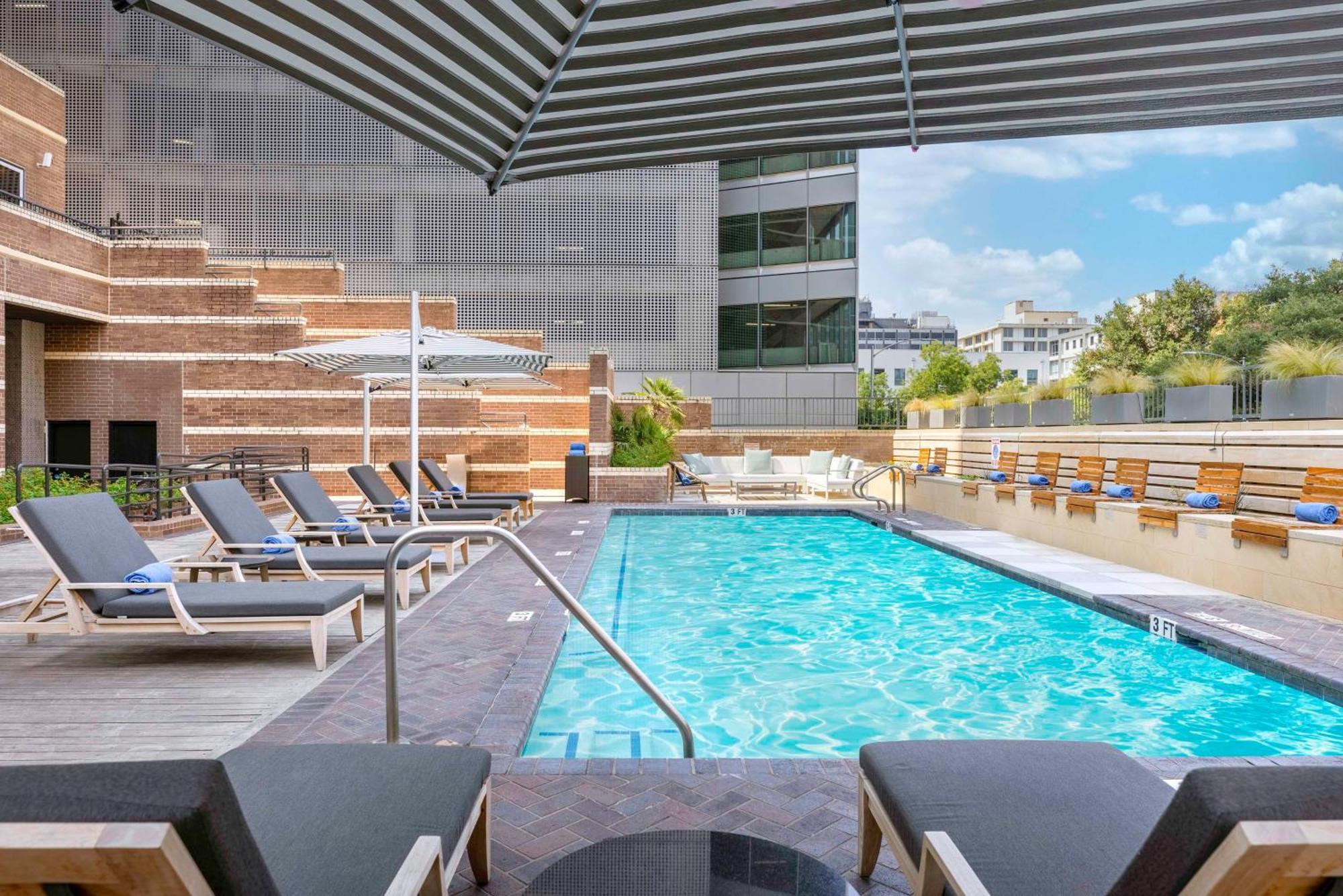 Doubletree Suites By Hilton Austin Downtown Capitol Exterior photo