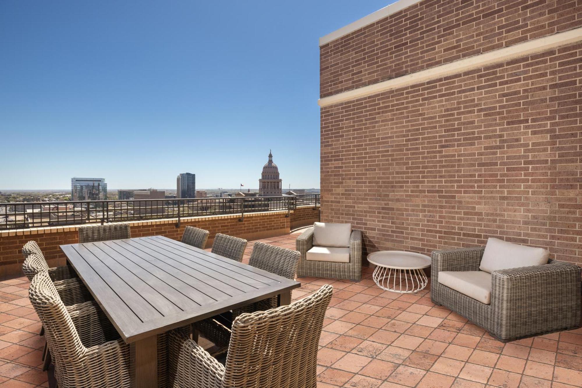 Doubletree Suites By Hilton Austin Downtown Capitol Exterior photo