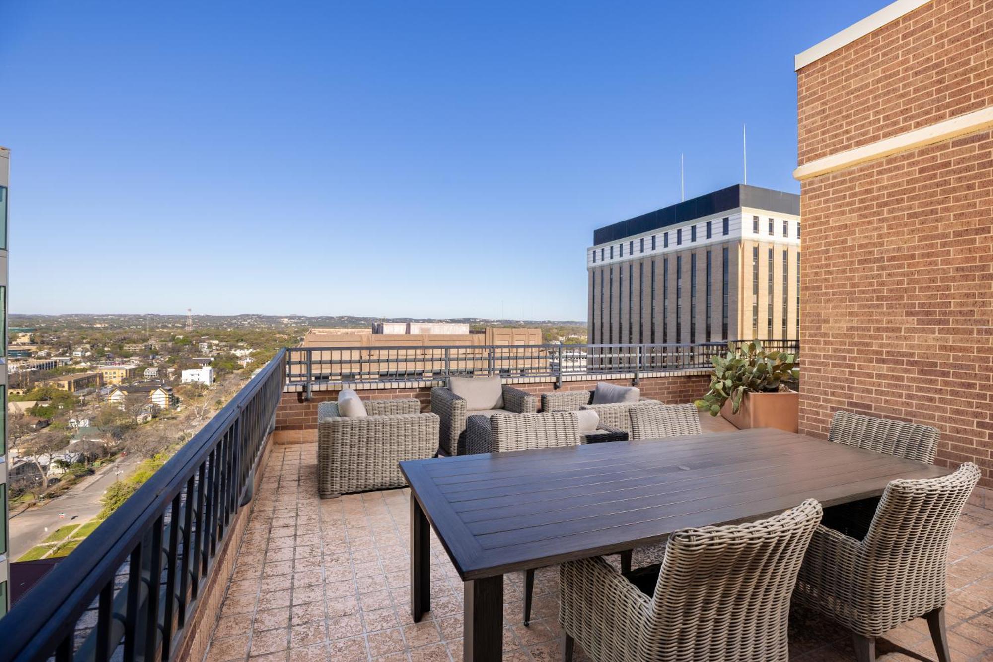Doubletree Suites By Hilton Austin Downtown Capitol Exterior photo